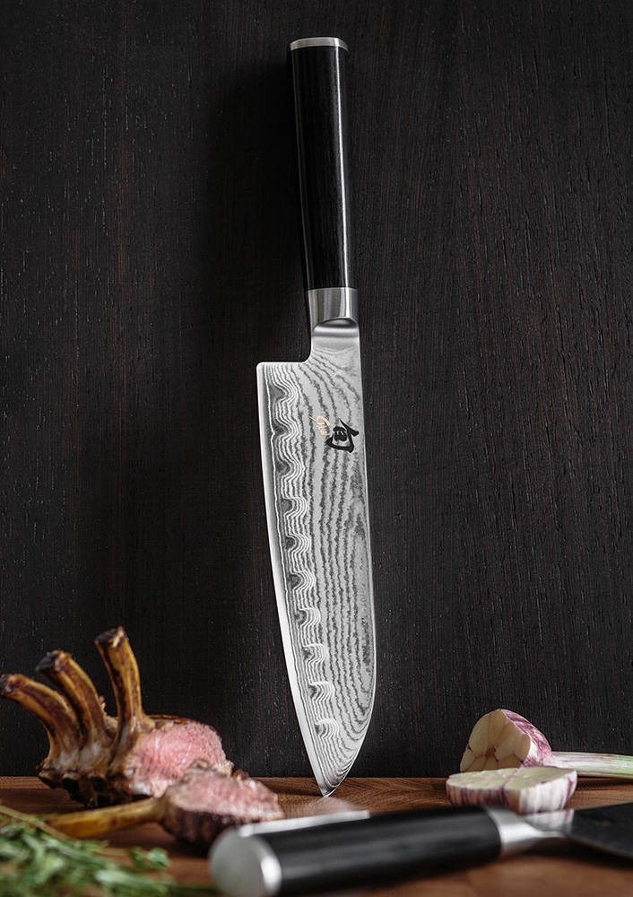 Messer steht senkrecht auf Schneidbrett mit Fleisch