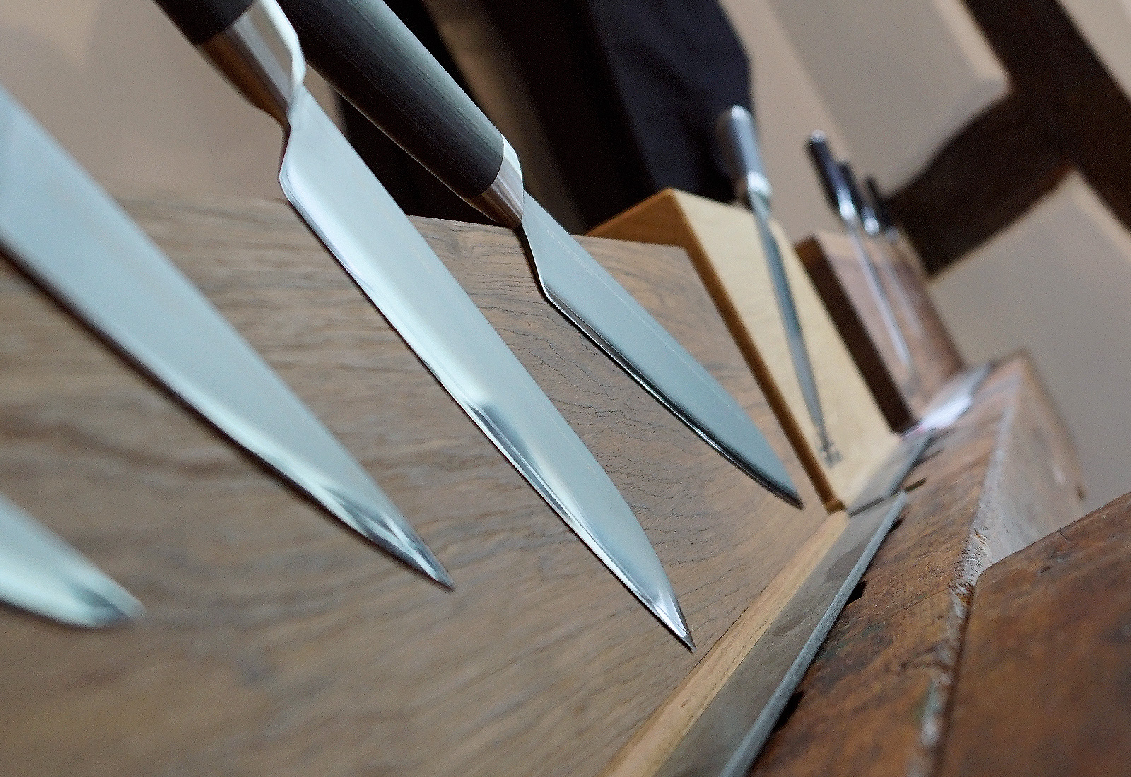 Messer an Messerblöcken, magnetisch gehalten